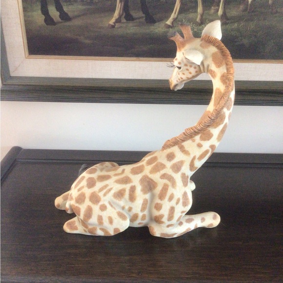 Giraffe Statue - Picture 2 of 4